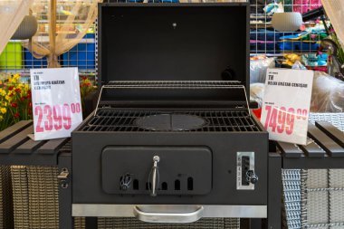 12 Nisan 2021 Beltsy, Moldova malları pazar rafında. Süpermarket vitrini. İllüstrasyon başyazısı. Bahçede piknik yapmak için Brezilya ya da barbekü