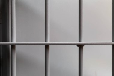 Tipik modern hapishane parmaklıkları. Suç haberleri için sembolik illüstrasyon geçmişi.