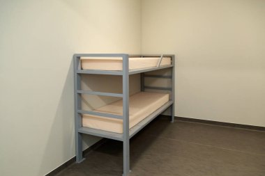 Tipik bir modern hapishane ya da gözaltı tesisi. Suç ve olay haberleri için evrensel illüstrasyon.