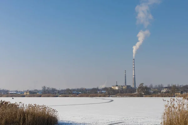 Kazan Dairesindeki Borudan Buhar Çıkıyor Soğuk Kışta Isıtma Borusu Arkaplan — Stok fotoğraf