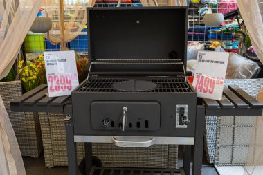 12 Nisan 2021 Beltsy, Moldova malları pazar rafında. Süpermarket vitrini. İllüstrasyon başyazısı. Bahçede piknik yapmak için Brezilya ya da barbekü