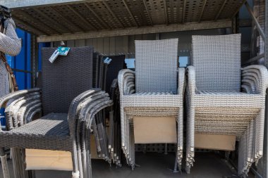 12 Nisan 2021 Beltsy, Moldova malları pazar rafında. Süpermarket vitrini. İllüstrasyon başyazısı. Bahçe ve bahçe için sandalyeler