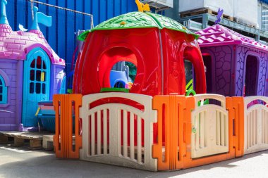 12 Nisan 2021 Beltsy, Moldova malları pazar rafında. Süpermarket vitrini. İllüstrasyon başyazısı. Spor ve eğlence için oyun alanları