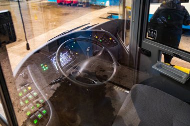 9 Şubat 2021 Balti veya Beltsy, Moldova troleybüs deposu. İllüstrasyon başyazısı. Modern bir troleybüsün direksiyon ve kokpiti..