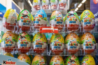 22 Nisan 2021 Beltsy Moldova malları pazar rafında. Süpermarket vitrini. İllüstrasyon başyazısı. Çikolata yumurtaları Daha iyi sürpriz