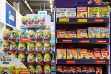 22 Nisan 2021 Beltsy Moldova malları pazar rafında. Süpermarket vitrini. İllüstrasyon başyazısı. Çikolatalı yumurta ve yumurta boyası. Paskalya 'nın temel sembolleri