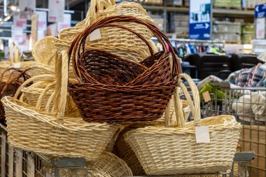 22 Nisan 2021 Beltsy Moldova malları pazar rafında. Süpermarket vitrini. İllüstrasyon başyazısı. Hasır sepetler