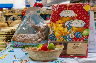 22 Nisan 2021 Beltsy Moldova malları pazar rafında. Süpermarket vitrini. İllüstrasyon başyazısı. Masaörtüleri