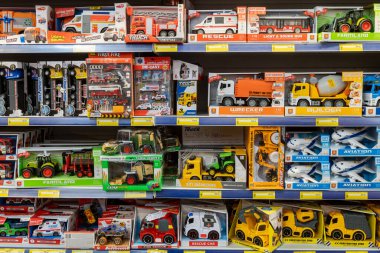22 Nisan 2021 Beltsy Moldova malları pazar rafında. Süpermarket vitrini. İllüstrasyon başyazısı. Çocuk oyuncakları bölümünde model arabalar.