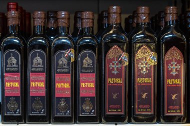 22 Nisan 2021 Beltsy Moldova malları pazar rafında. Süpermarket vitrini. İllüstrasyon başyazısı. Güçlendirilmiş şaraplar