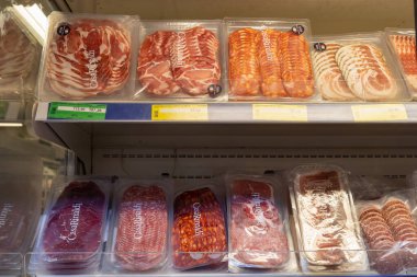 22 Nisan 2021 Beltsy Moldova malları pazar rafında. Süpermarket vitrini. İllüstrasyon başyazısı. Elektrikli süpürge dilimlenmiş sosis.