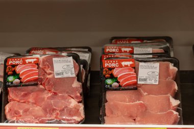 22 Nisan 2021 Beltsy Moldova malları pazar rafında. Süpermarket vitrini. İllüstrasyon başyazısı. Buzdolabında et bölümü var.