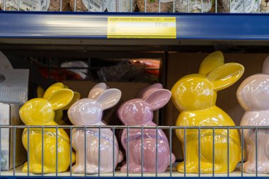 22 Nisan 2021 Beltsy Moldova malları pazar rafında. Süpermarket vitrini. İllüstrasyon başyazısı. Dekoratif tavşanlar veya tavşanlar. Ana Paskalya sembolü