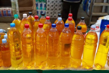 23 Mart 2021 Balti Moldova Çiftliği ayçiçeği yağı sokak pazarında plastik şişelerde. İllüstrasyon Editörü.