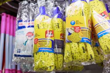 31 Mart 2021 Balti Moldova, süpermarket veya toptan satış mağazası depo türleri, temizlik departmanı ve ev kimyasalları. İllüstrasyon başyazısı. Paspas bezli bir vitrin