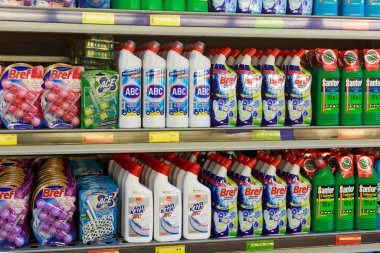 31 Mart 2021 Balti Moldova, süpermarket veya toptan satış mağazası depo türleri, temizlik departmanı ve ev kimyasalları. İllüstrasyon başyazısı. Tuvalet temizleyicili bir vitrin.