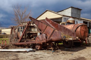 Tarım endüstrisi sektöründe yıkım ve düşüş. Paslı tarım makinelerinin mezarlığı. Sanayi bölgesi. Arkaplan