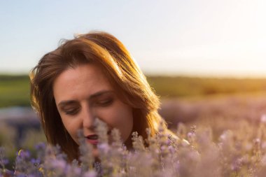Lavanta tarlasında kadın portresi. Seçici odak, bulanık arkaplan, ton