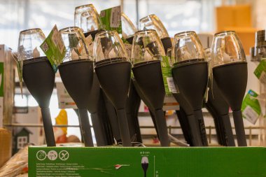 12 Nisan 2021 Beltsy, Moldova malları pazar rafında. Süpermarket vitrini. İllüstrasyon başyazısı. Dekoratif lambalar