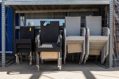 12 Nisan 2021 Beltsy, Moldova malları pazar rafında. Süpermarket vitrini. İllüstrasyon başyazısı. Bahçe ve bahçe için sandalyeler