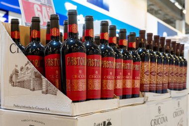 22 Nisan 2021 Beltsy Moldova malları pazar rafında. Süpermarket vitrini. İllüstrasyon başyazısı. Güçlendirilmiş şaraplar