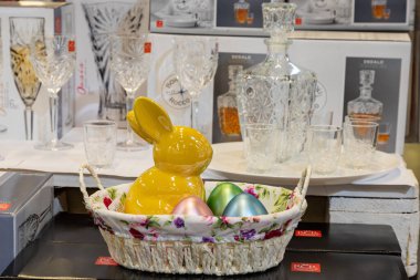 22 Nisan 2021 Beltsy Moldova malları pazar rafında. Süpermarket vitrini. İllüstrasyon başyazısı. Yumurtalı bir sepetin içinde tavşan ya da tavşan. Paskalya ana sembolü