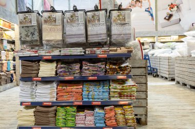 22 Nisan 2021 Beltsy Moldova malları pazar rafında. Süpermarket vitrini. İllüstrasyon başyazısı. Yüz ve vücut havluları.