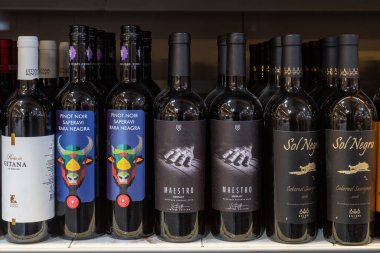 22 Nisan 2021 Beltsy Moldova malları pazar rafında. Süpermarket vitrini. İllüstrasyon başyazısı. Güçlendirilmiş şaraplar