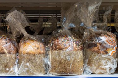 22 Nisan 2021 Beltsy Moldova malları pazar rafında. Süpermarket vitrini. İllüstrasyon başyazısı. Panettone ve Paskalya pastaları