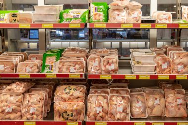 22 Nisan 2021 Beltsy Moldova malları pazar rafında. Süpermarket vitrini. İllüstrasyon başyazısı. Buzdolabında et bölümü var.