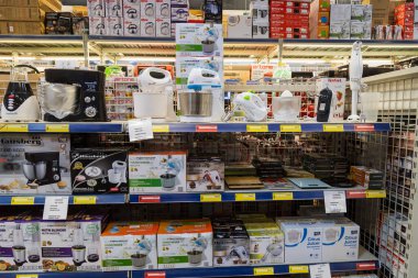 23 Mart 2021 Balti Moldova süpermarketi veya toptan hipermarket. Mutfak için malzeme bölümü. İllüstrasyon başyazısı. Karıştırıcılarla gösterim