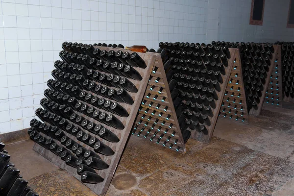 Bottiglie Vino Vengono Affinate Cantina Seminterrato Contesto — Foto Stock