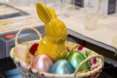 22 Nisan 2021 Beltsy Moldova malları pazar rafında. Süpermarket vitrini. İllüstrasyon başyazısı. Yumurtalı bir sepetin içinde tavşan ya da tavşan. Paskalya ana sembolü