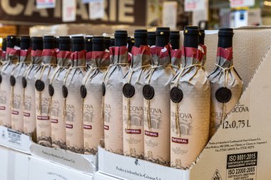 22 Nisan 2021 Beltsy Moldova malları pazar rafında. Süpermarket vitrini. İllüstrasyon başyazısı. Güçlendirilmiş şaraplar