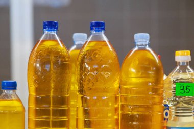 23 Mart 2021 Balti Moldova Çiftliği ayçiçeği yağı sokak pazarında plastik şişelerde. İllüstrasyon Editörü.