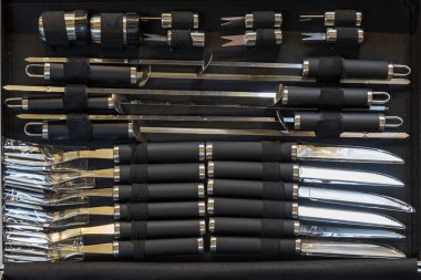 Izgarada yemek pişirmek için bir takım aksesuarlar. Yiyecek işleme için mutfak gereçleri