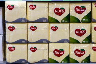 12 Mayıs 2021 Beltsy Moldova süpermarketi piknik bölümünde. Kağıt peçete. İllüstrasyon Editörü