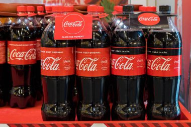 12 Mayıs 2021 Beltsy Moldova süpermarketi piknik bölümünde. Tatlı karbonatlı meşrubat. Büyük şişelerde Coca-Cola. İllüstrasyon Editörü