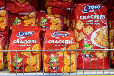 12 Mayıs 2021 Beltsy Moldova süpermarketi piknik bölümünde. Atıştırmalık krakerler. İllüstrasyon Editörü