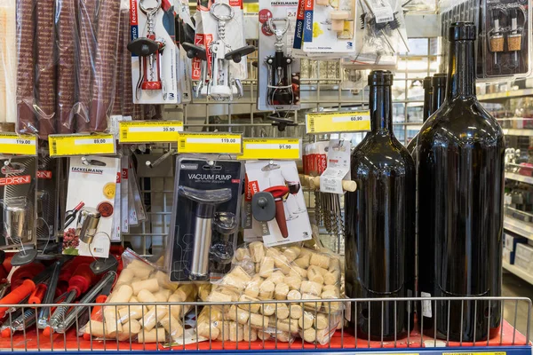 Mei 2021 Pameran Supermarket Beltsy Moldova Departemen Piknik Botol Anggur — Stok Foto