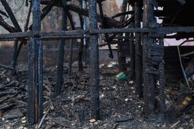 Eski ahşap barakalarda çıkan yangından sonra. Arkaplan
