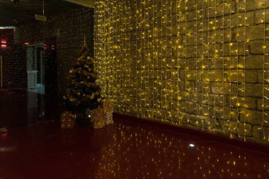 Süslü bir Noel ağacı karanlıkta parlar. Yazı veya metin için kopyalama alanı olan şenlikli arkaplan.