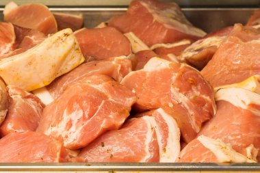 Et bölümü. Market vitrini ya da süpermarket rafı.