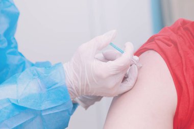 Gerçek koronavirüs aşısı için şırınga enjeksiyonu. Covid-19 salgınıyla savaşıyor. Kopyalama alanı ile seçici odak, tonlu