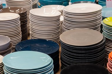 Bir self-servis dükkanında tabaklar ve aletler. Arkaplan