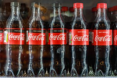 Dükkanda Coca-Cola 'lı buzdolabı. 26 Mayıs 2021 Beltsy Moldova, Illustrative editorial.