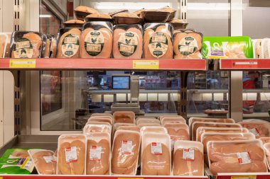 22 Nisan 2021 Beltsy Moldova malları pazar rafında. Süpermarket vitrini. İllüstrasyon başyazısı. Buzdolabında et bölümü var.