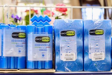 Doldurulmuş buzdolabı poşetleri bir rafta. 26 Mayıs 2021 Beltsy Moldova, Illustrative editorial.