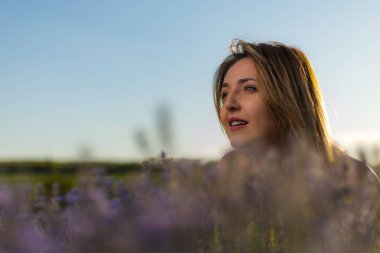 Lavanta tarlasında kadın portresi. Seçici odak, bulanık arkaplan, ton