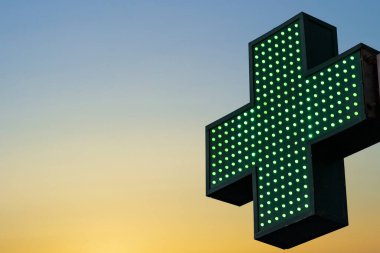 Güzel bir gökyüzünün arka planında yazı veya yazıtlar için yeri olan eczane sembolü..